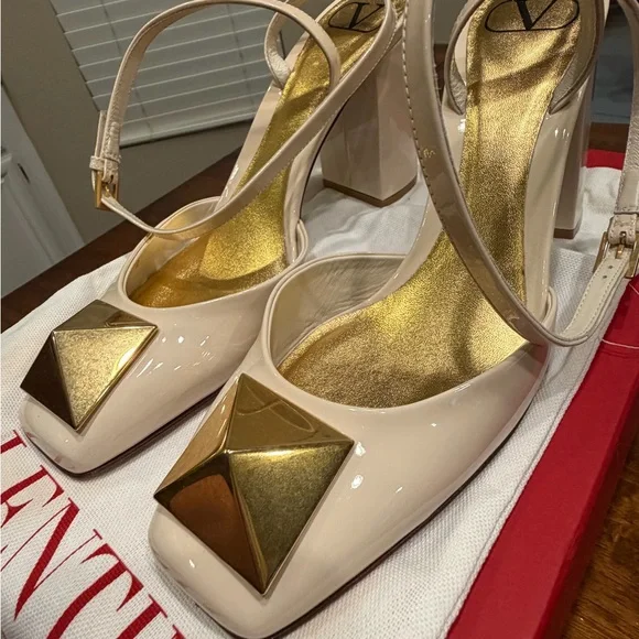 Valentino Garavani Beige and Gold Heels - Picture 2 of 10